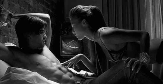 Creare la relazione Donna stuzzica uomo nel letto